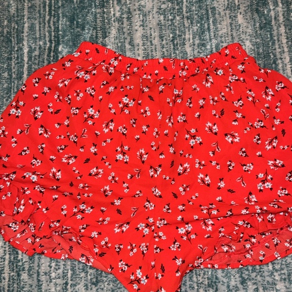 BRAND NEW NEVER WORN RED FLORAL SHORTS - Picture 5 of 5
